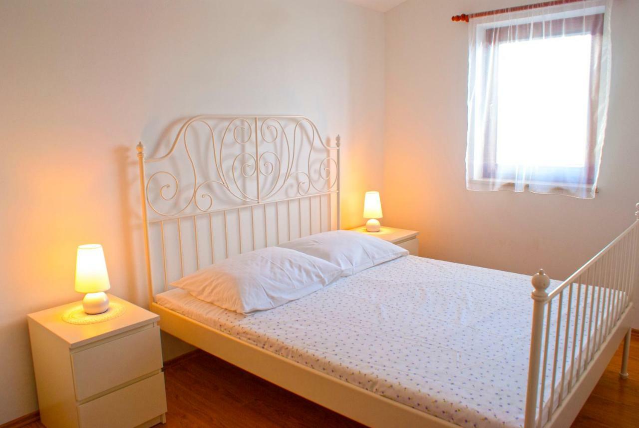 Apartmani Ribarica**** Карлобаг Екстериор снимка